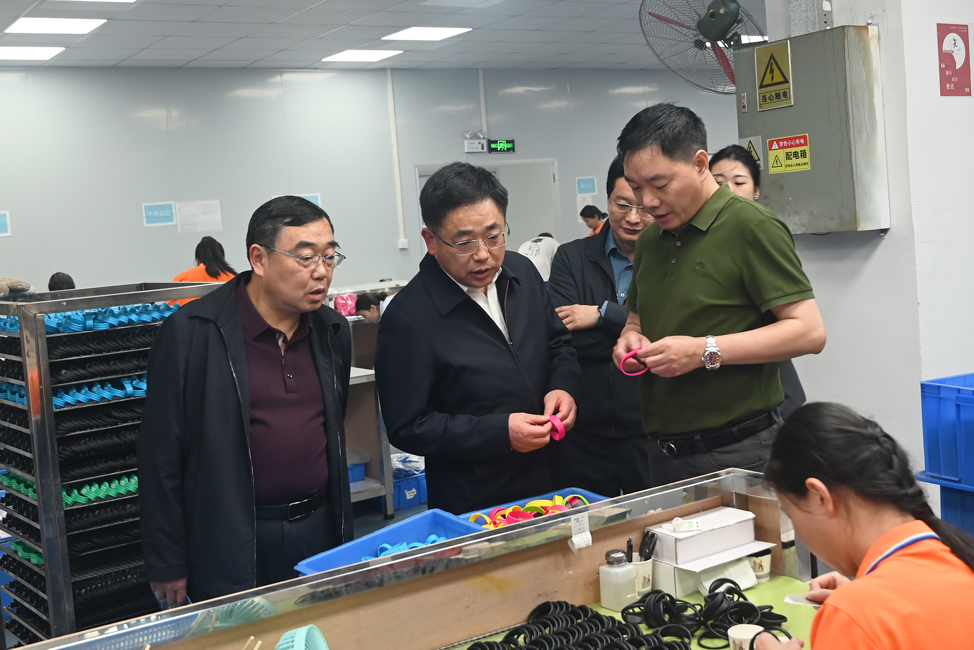 蕲春县人大常委会党组书记主任蔡寿益莅临九游会在线集团RFID电子标签工厂调查领导